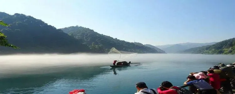 雾漫小东江游客3.jpg