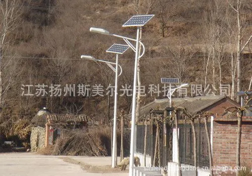 单臂太阳能路灯实物图5