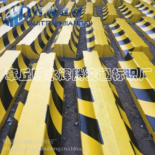 水泥隔离墩济南辉腾厂家直供公路护栏专用黄黑色隔离墩 量大从优混凝土防撞墩