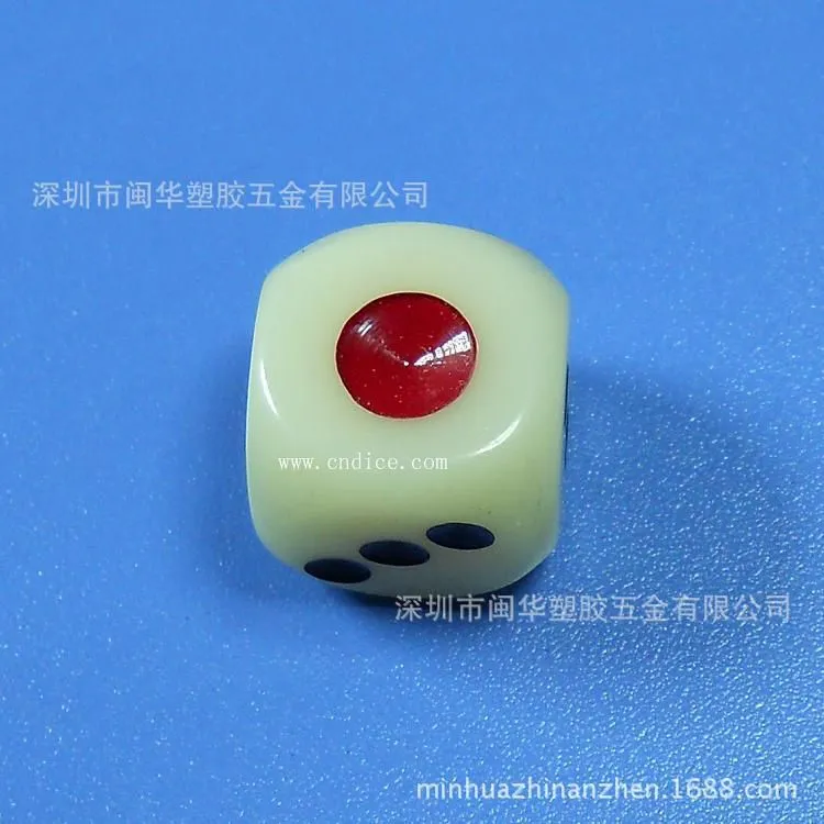 米黄色,米色,米白色,一点大点红色点数骰子.