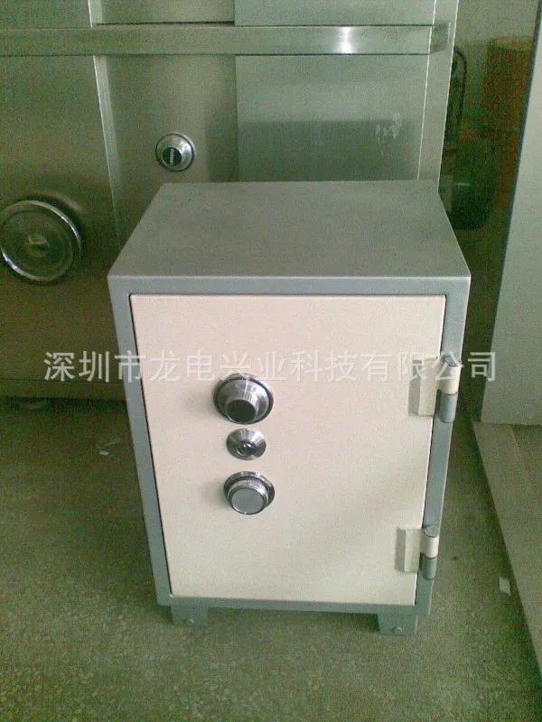 装进口机械密码锁和钥匙锁的保险柜1