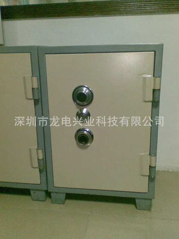 装进口机械密码锁和钥匙锁的保险柜