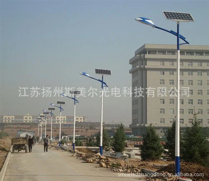 单臂太阳能路灯实物图1