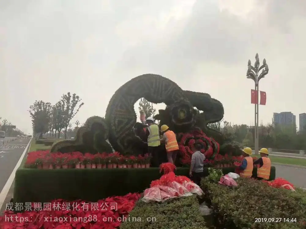 陕西渭南雕塑公园 ,guo庆主题绿雕飞机造型的仿真绿雕