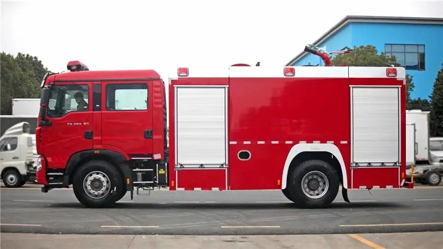 中国重汽2kg泡沫罐6kg水罐消防车