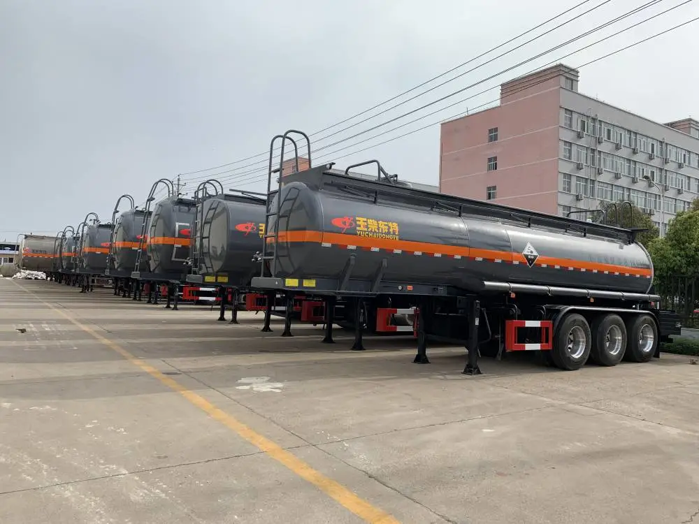 新国标8类危险品罐车,酸钢衬塑罐车 钢衬塑罐式半挂车制造工厂