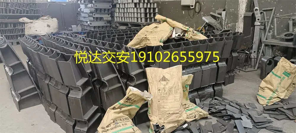 桥梁护栏市政道路护栏河道护栏机非护栏防撞护栏不锈钢复合管等交通安全设施