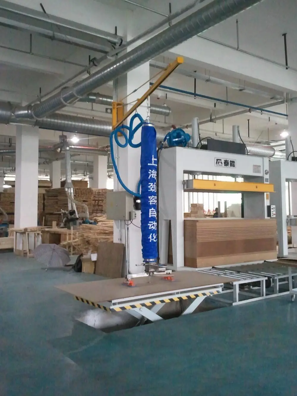 真空气管吸吊机 纸箱编织袋桶装搬运码垛 悬臂提升机 木板材吸盘吊具