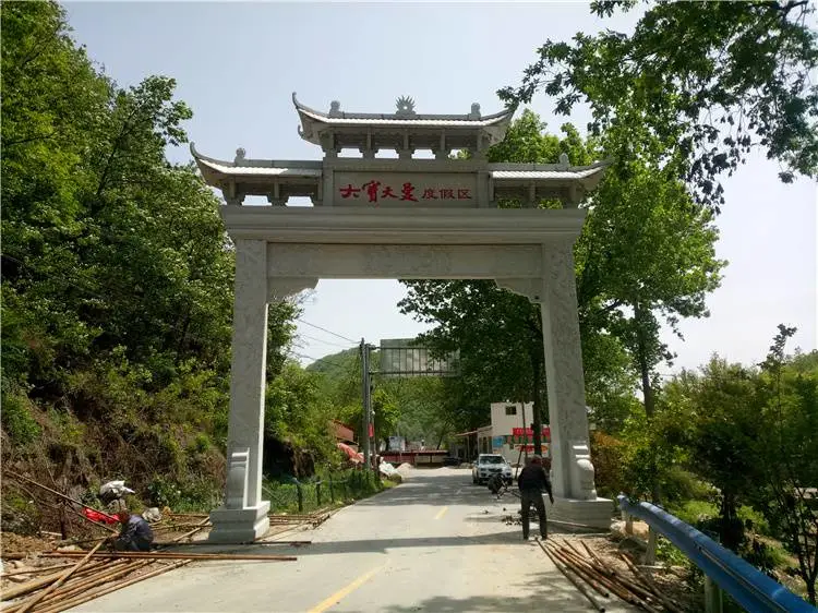 云南丽江乡村石牌坊陵园牌楼建一座多少钱新颖石雕