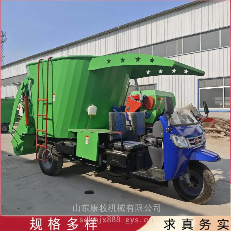 多功能搅拌撒料车 育肥牛饲草粉碎拌料机 车载5立方TMR喂料车