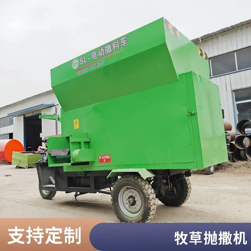 牛羊自动饲喂投料车 混合全日粮撒料车 25马力柴油撒料机