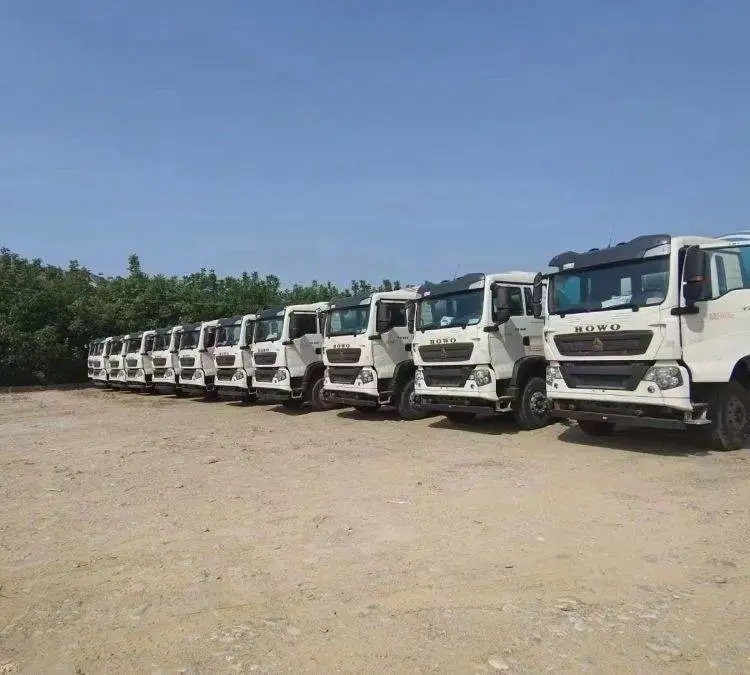 中国重汽440马力8X4驱动豪沃大12方TX搅拌车