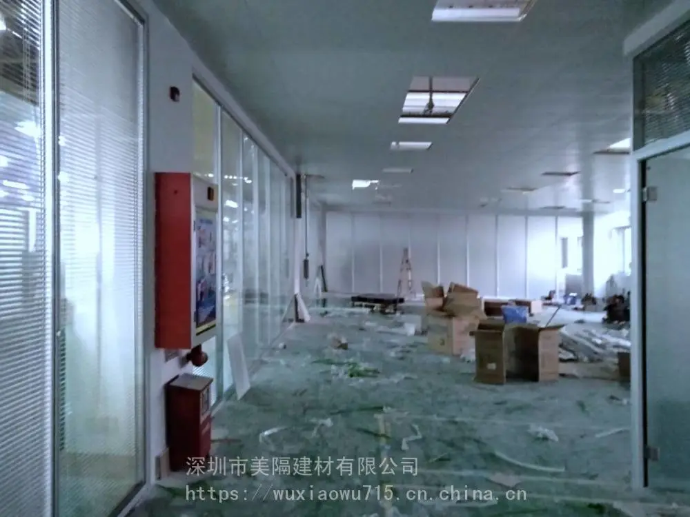 深圳盐田区办公室成品玻璃隔断_成品玻璃高隔墙生产厂家