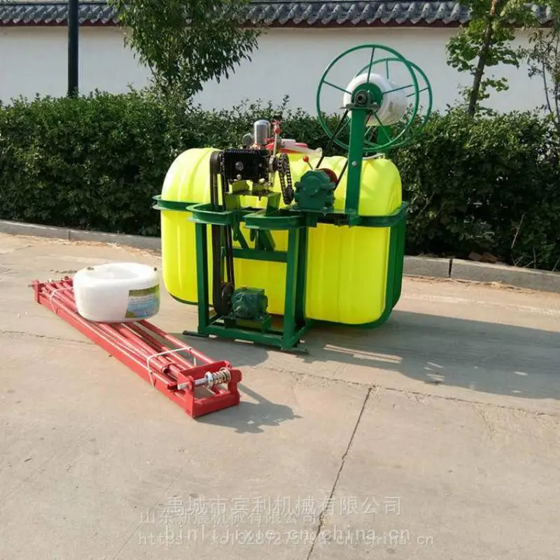 小四轮带打药机 8米臂展小麦喷药机 拖拉机拉管收管打药车
