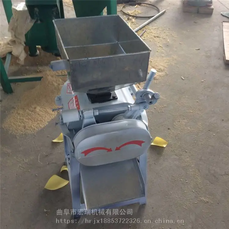 泰安电动高粱花生挤扁机厂家油脂类物料粉碎机 花生压碎机
