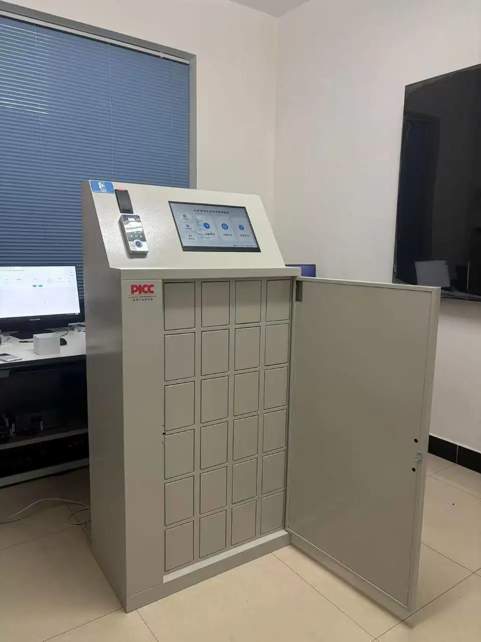优维创智能钥匙柜 车包管理格子形式柜 人脸指纹识别