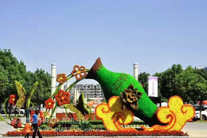重庆市绿雕图片 ,倾倒的创意花瓶植物景观绿雕定制厂家