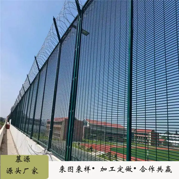 金属围墙网 刀刺钢网墙 油气站隔离网