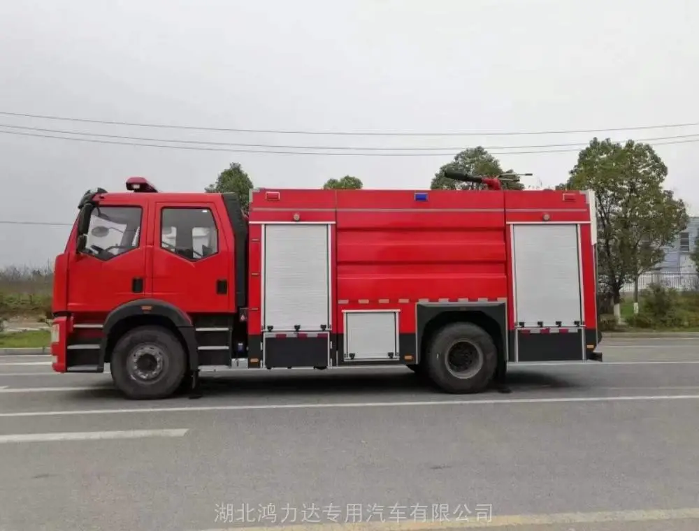 山东东风145型泡沫消防车亮相应急救援装备展示活动