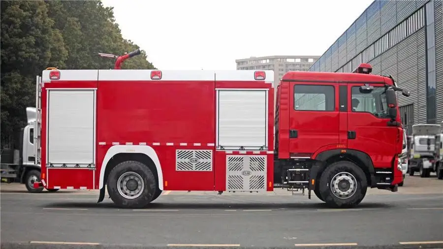 中国重汽2kg泡沫罐6kg水罐消防车