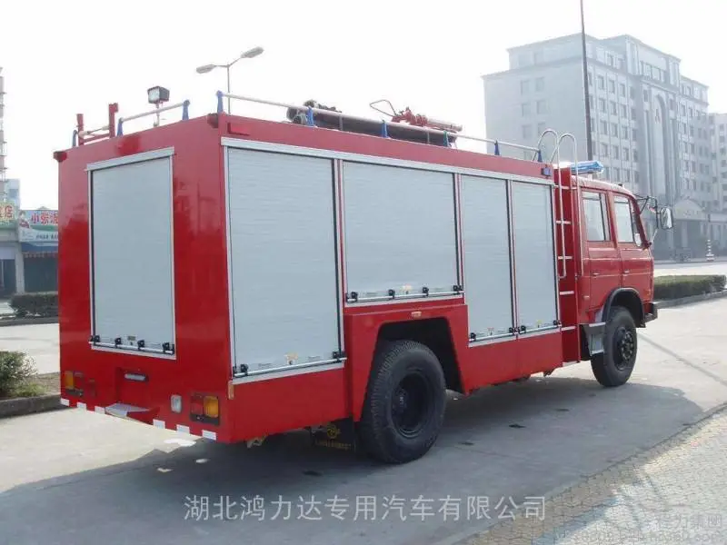 山东东风145型泡沫消防车亮相应急救援装备展示活动