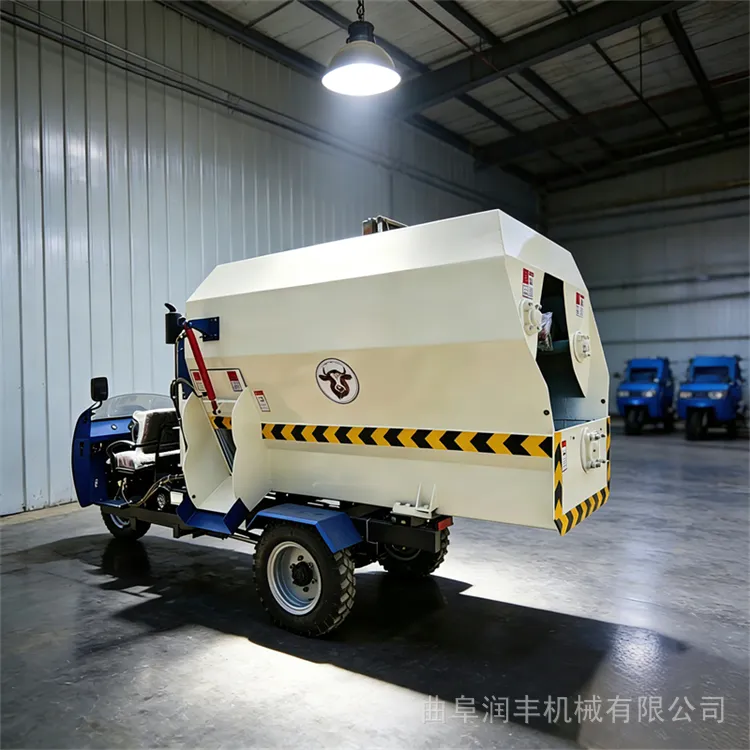 牛羊场自动投料车 四轮式撒料车 七立方柴油喂料车