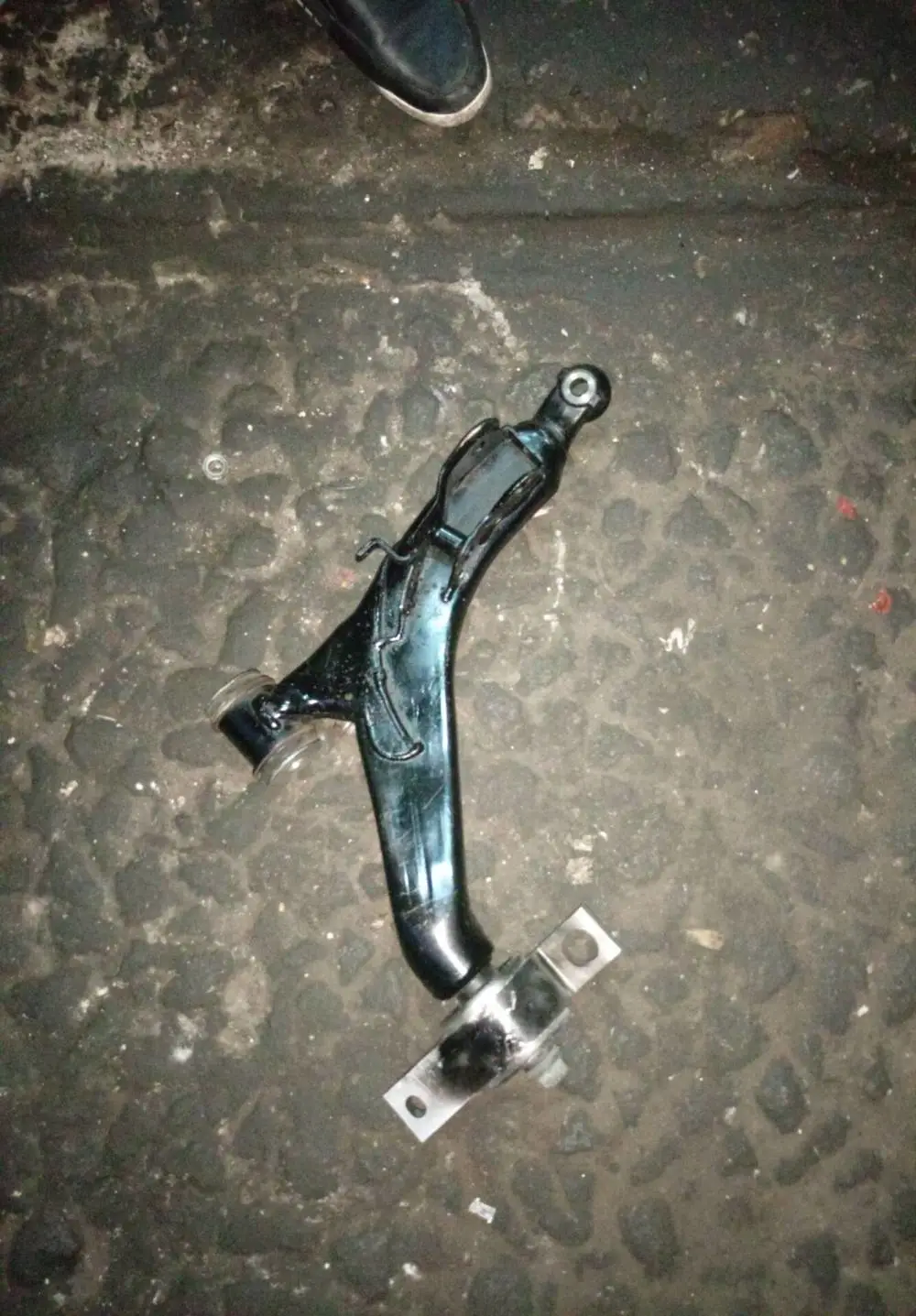 丰田皇冠 凯美瑞 RAV4发动机油底壳 下摆臂减震器方向机