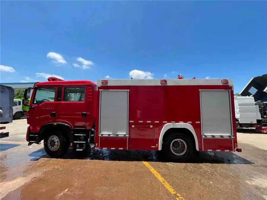 中国重汽2kg泡沫罐6kg水罐消防车
