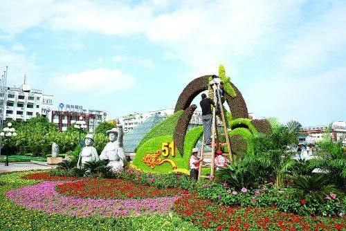立体绿雕五色草花坛春节灯光结合绿雕2022欢度春节雕塑