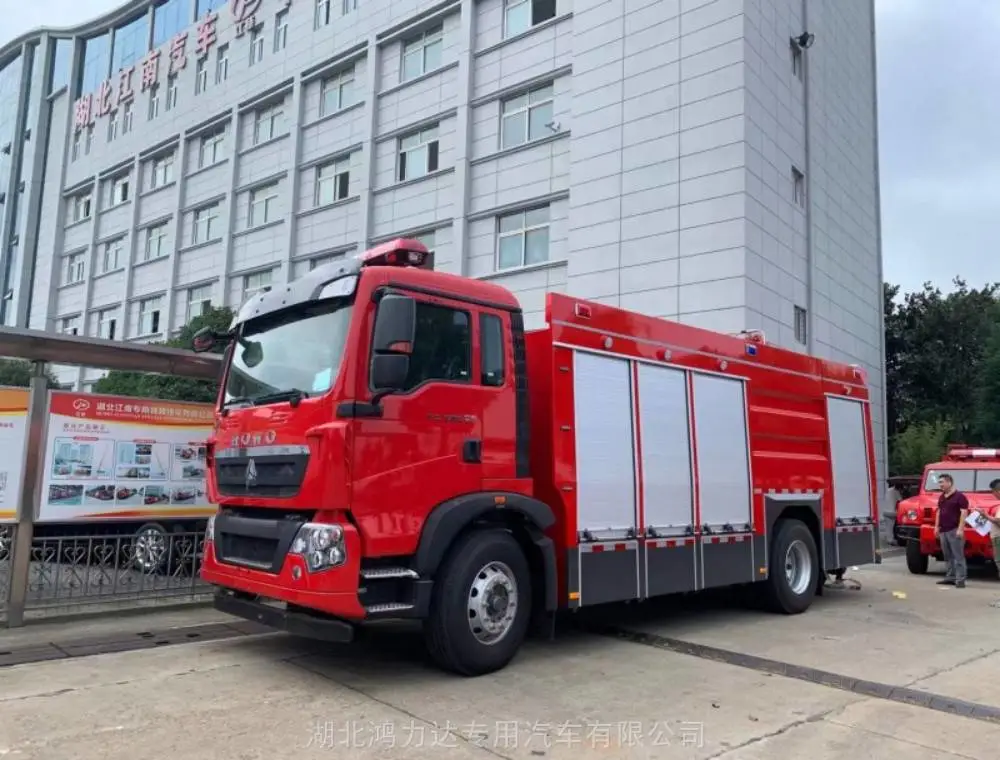 上海东风153型抢险消防车奔赴灾区执行紧急救援任务
