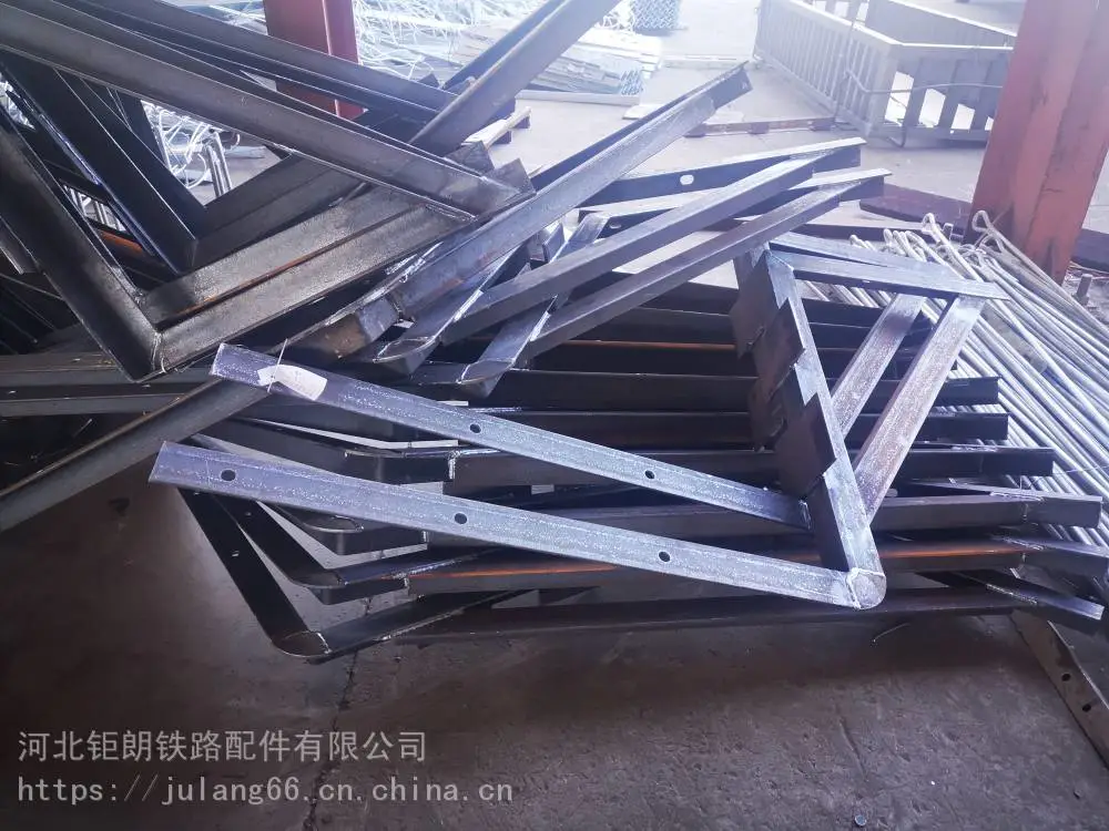 赤峰吊围栏镀锌防震吊围栏角钢支架高铁吊围栏预埋槽道