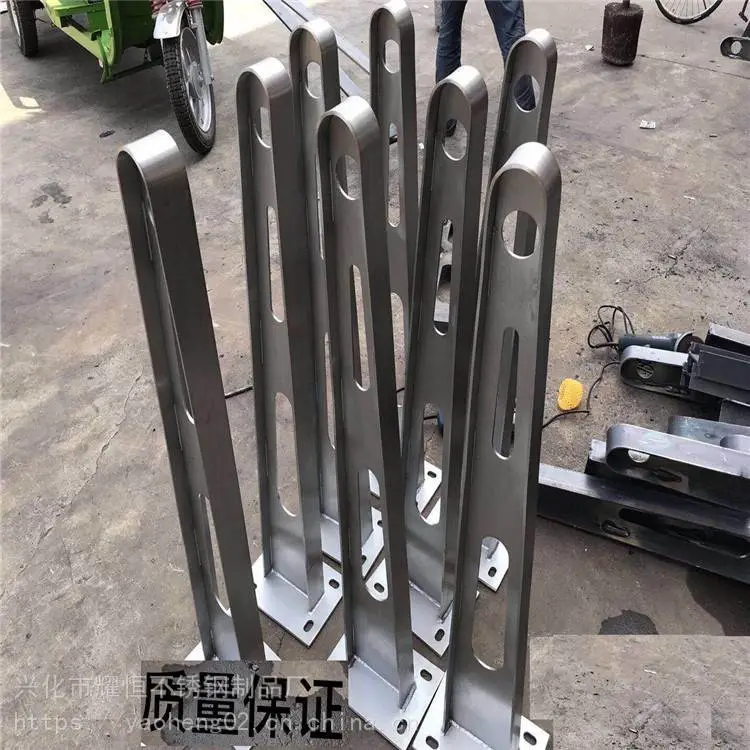泰州 彩钢雨搭 腿支架图片 简易款
