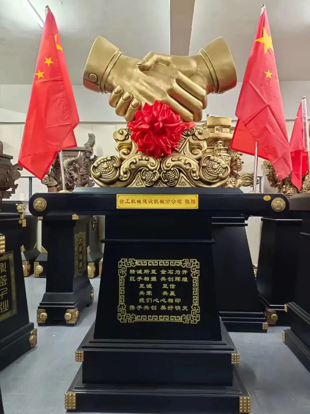 握手大摆件 西安搬迁庆祝典礼 大厅摆饰工艺品