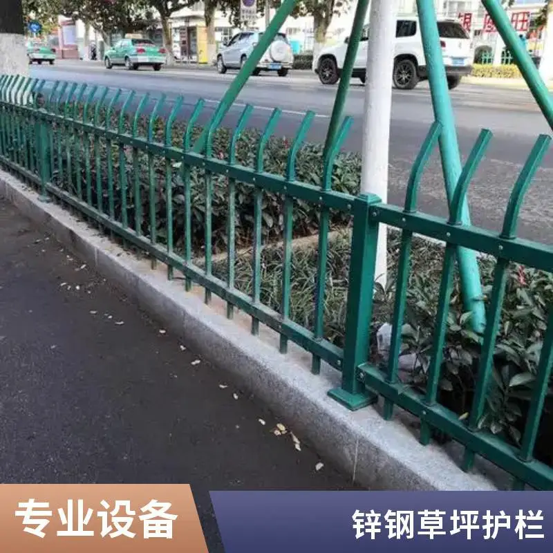 群恒金属 塑钢草坪护栏 PVC 整体性和稳定性好 不易腐蚀