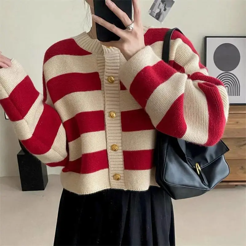 石家庄服装地摊货批发新款洋气撞色毛衣女士品牌服装尾货批发