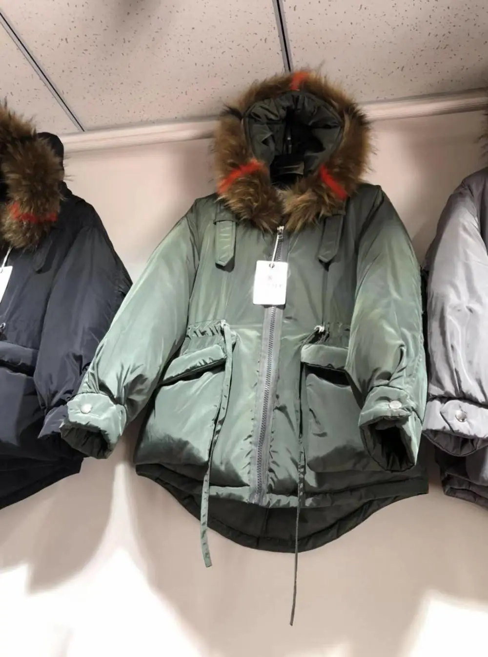 陕西渭南亏本处理棉衣货源几块钱服装毛衣批发拼色羽绒棉衣女学生