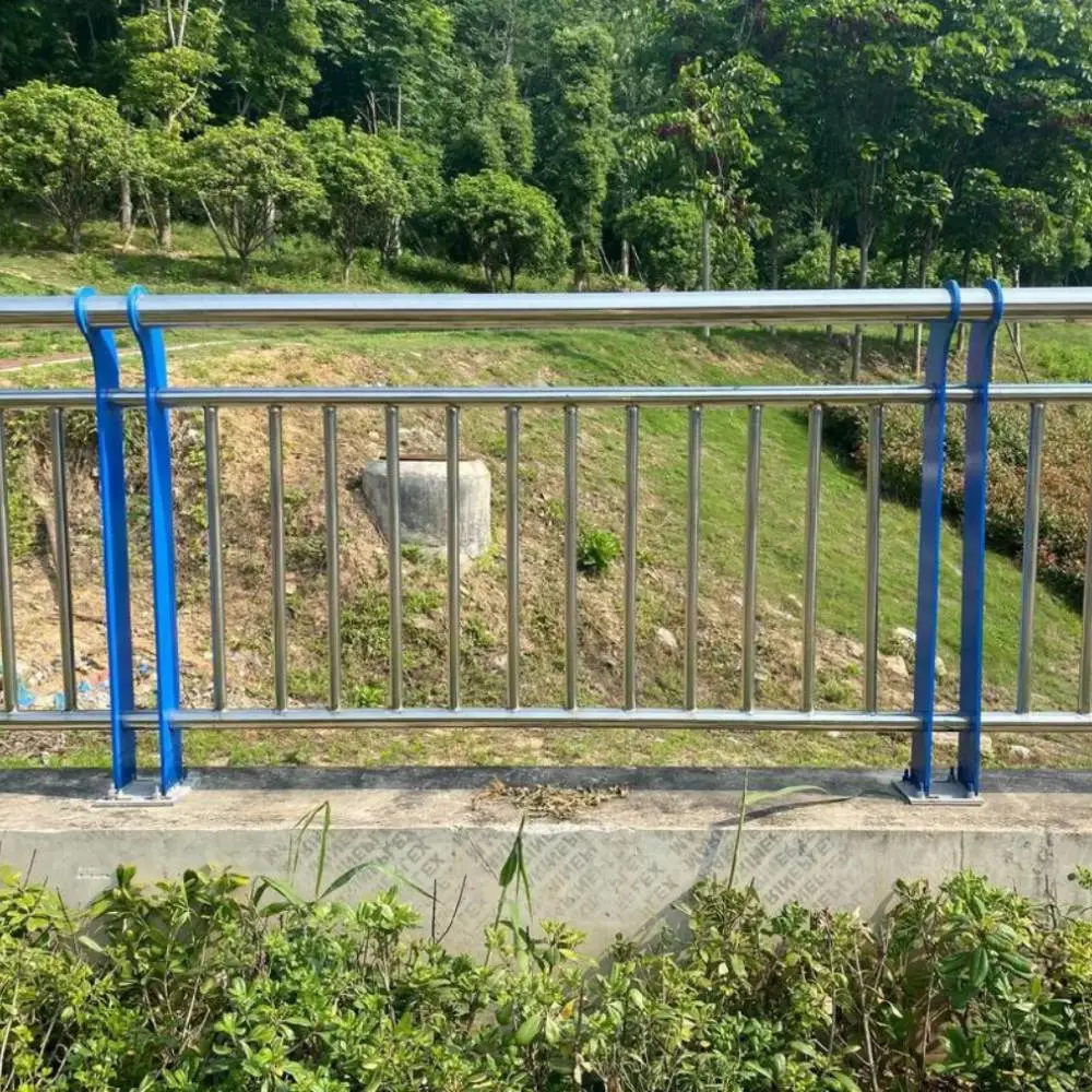材质可选复合管桥梁护栏城市快速路用抗冲击力龙邦交通设施