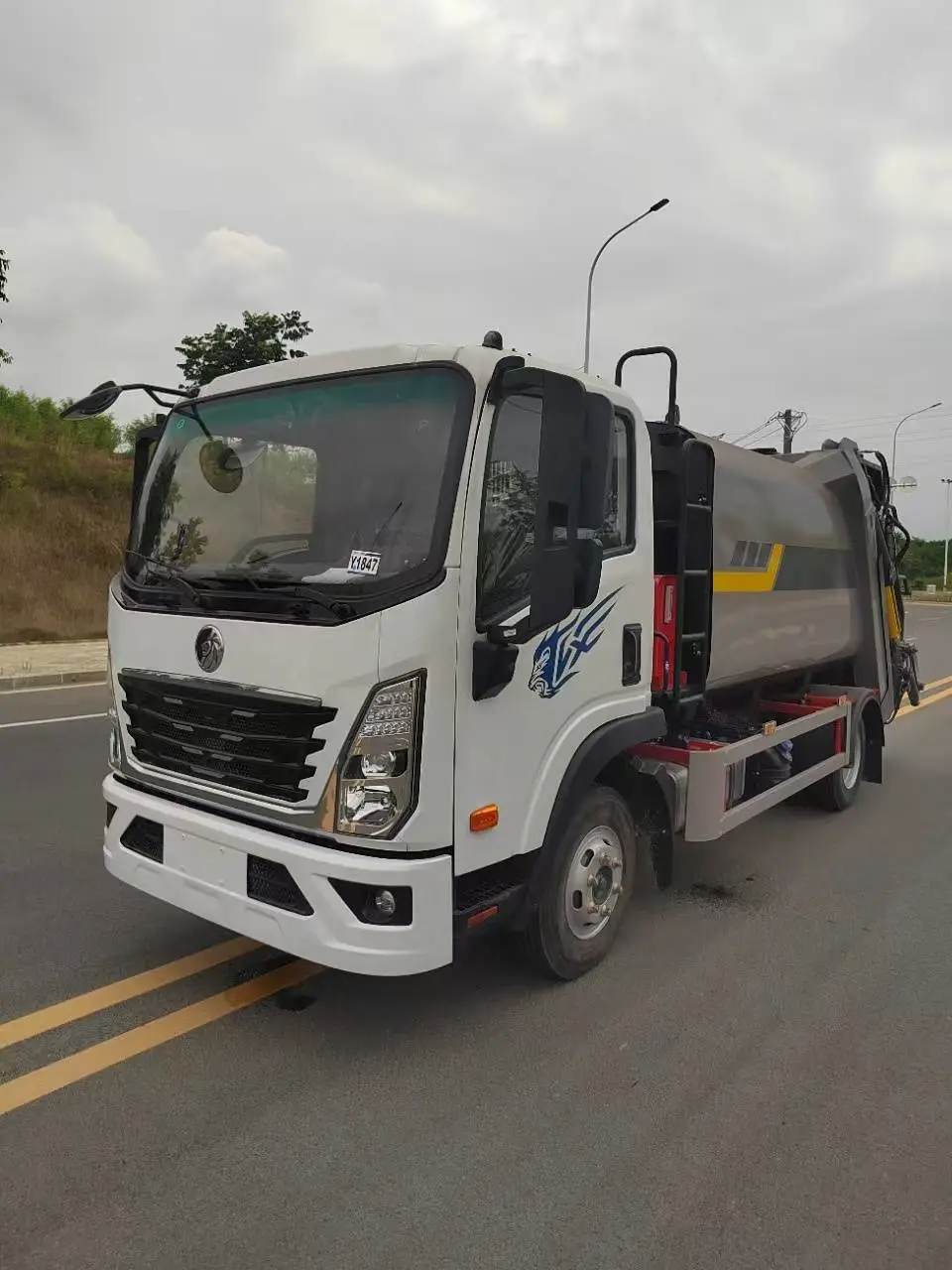 重汽***7方压缩垃圾车 环卫后挂桶式垃圾处理车