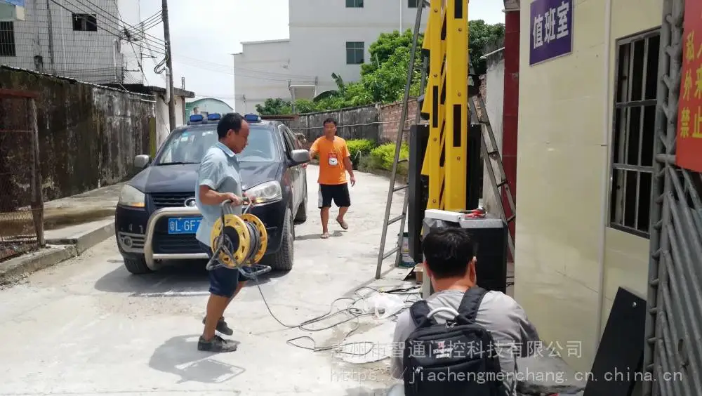 惠阳车牌识别摄像头直杆道闸上门安装智通