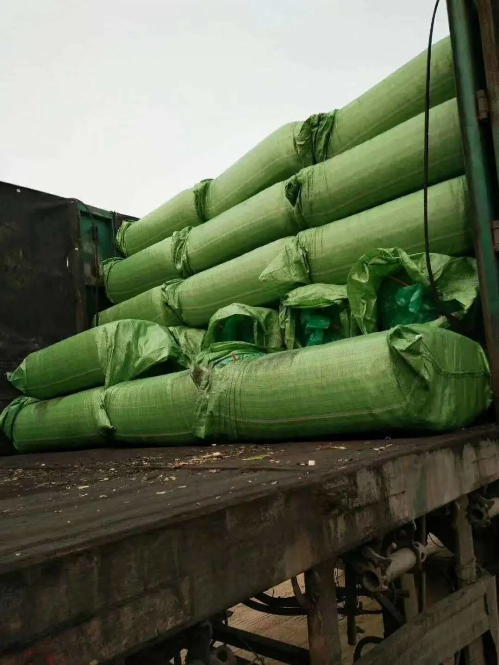 玉米秸秆青储饲料 空秆新鲜打包牛羊草料 压缩青贮草料 牛羊青贮草饲料