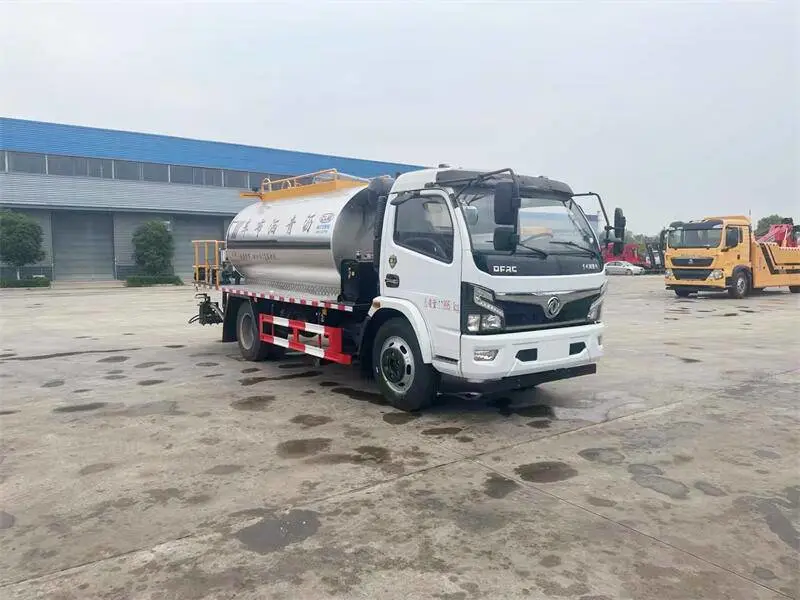 临汾市稀浆封层车现货销售 ***石灰撒布车