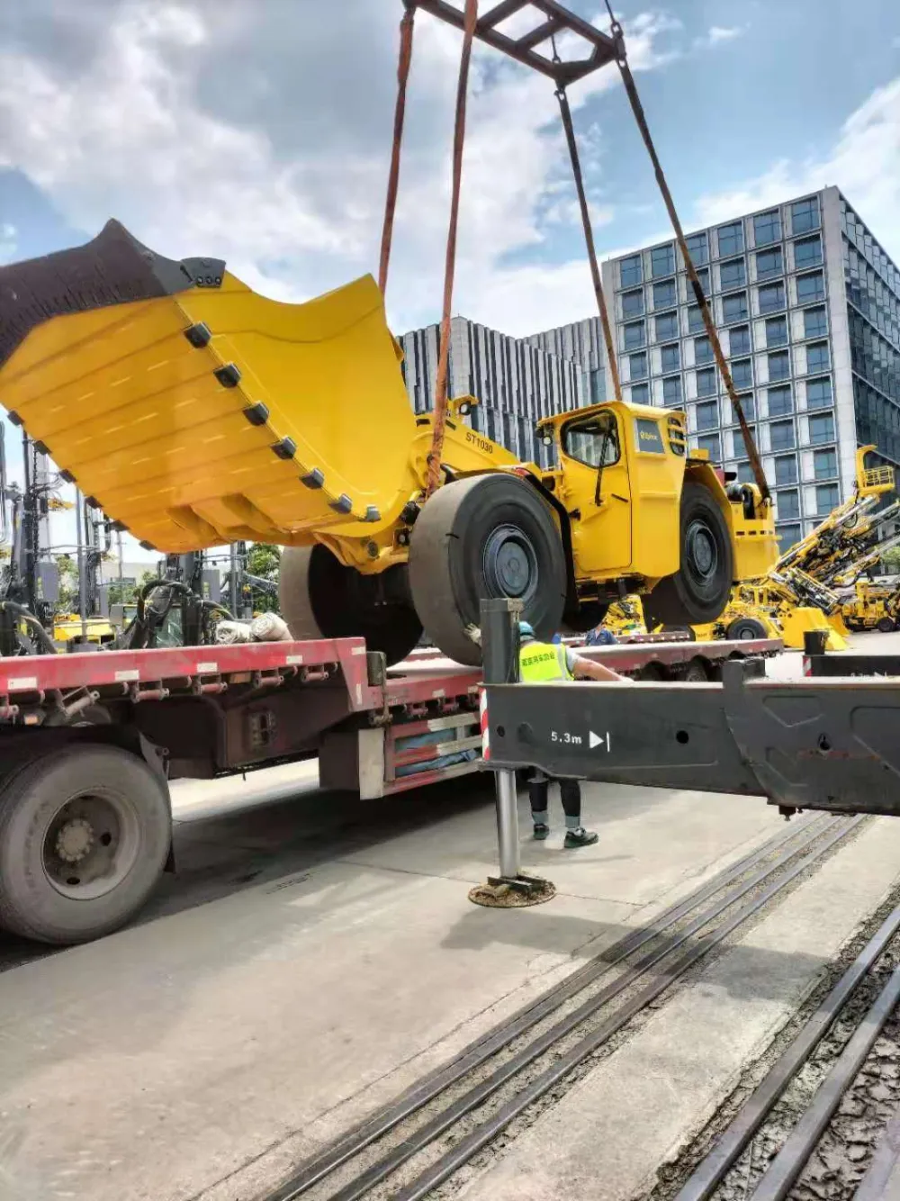 重型卡车、履带式挖掘机、装载机和压路机出口运输到俄罗斯喀山 萨马拉 莫斯科 等城市