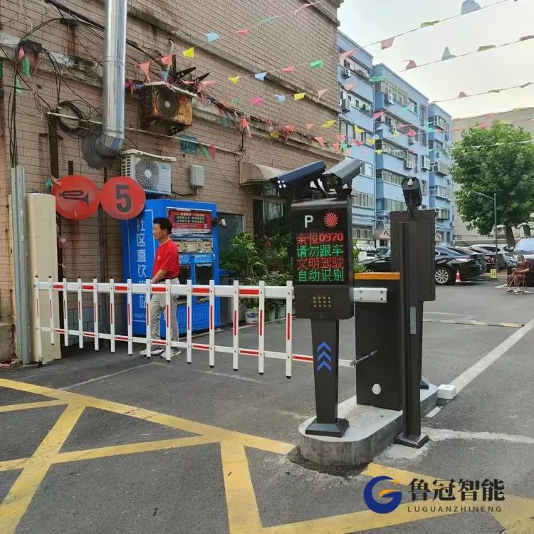兴城市栅栏道闸安装车牌识别起落杆人脸识别栅栏广告门批发厂家