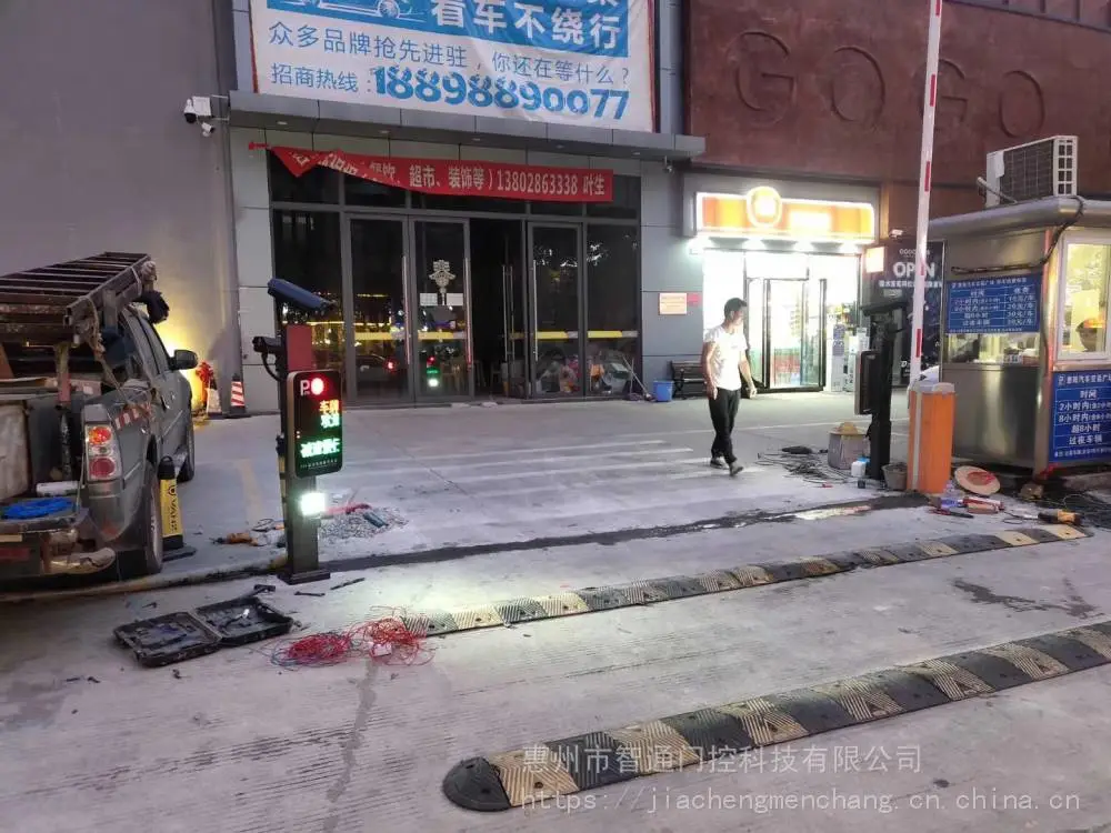 惠阳车牌识别摄像头直杆道闸上门安装智通