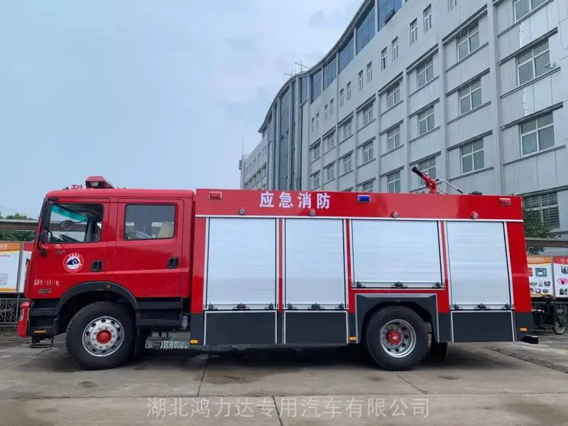 上海东风153型抢险消防车奔赴灾区执行紧急救援任务