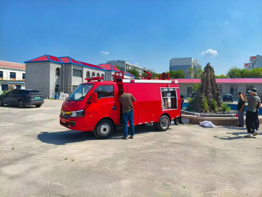 乡镇小型东风消防车 5方6方水罐容积 森林仓库消防救险洒水灭火车