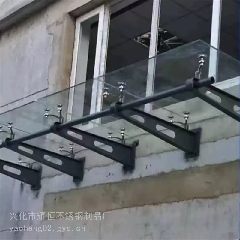 停车场挡雨棚棚焊接三角支架 夹胶玻璃雨棚钢梁间距 喷富锌底漆
