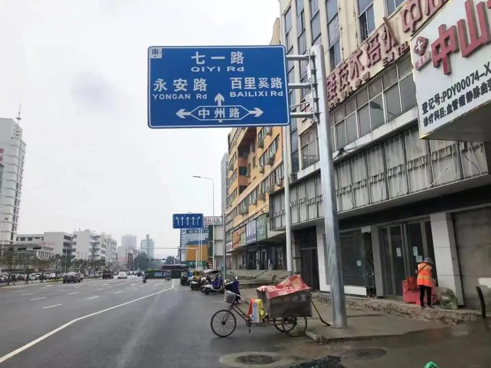 国道道路指示牌前方变窄高反光功能龙邦交通设施