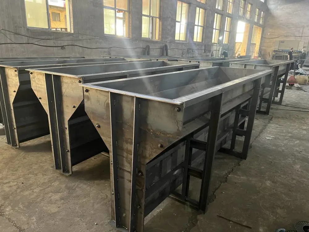 大连 隔离墩钢模具带翻滚支架 新泽西护栏模具规格型号齐全支持定制