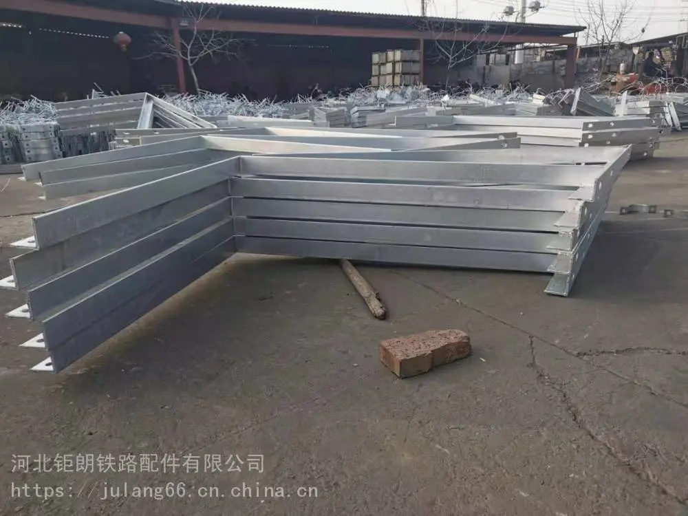 赤峰吊围栏镀锌防震吊围栏角钢支架高铁吊围栏预埋槽道